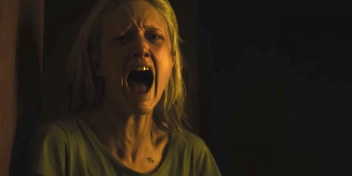 Wanita pemain utama The Grudge, raut wajah sedang berteriak.